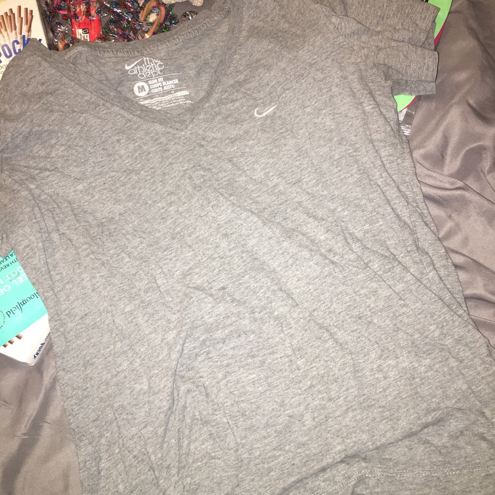 gray nike t